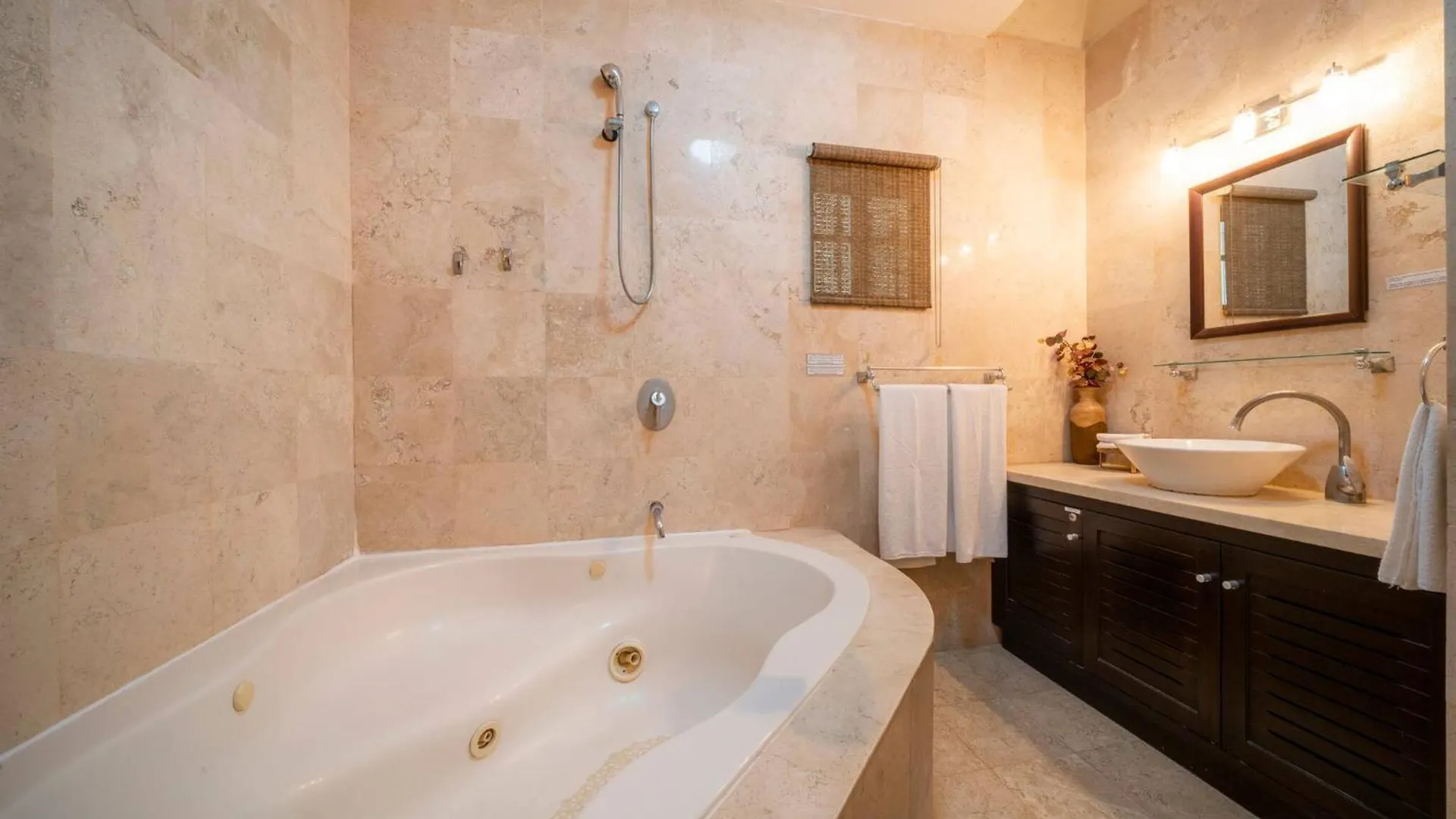 Spacious 2 Bedroom Condo In Playacar II - At Rosa Blanca Condos - Sueno 普拉亚卡门